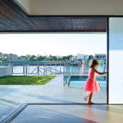 Zaciemniająca roleta lekko wysuwa się z...