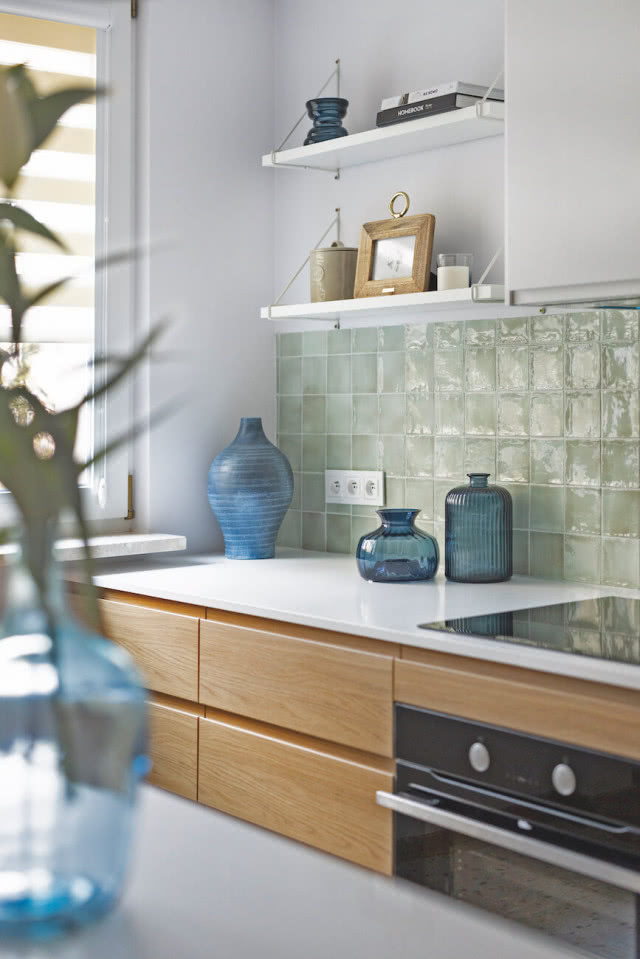 zielone płytki nad białym blatem w kuchni