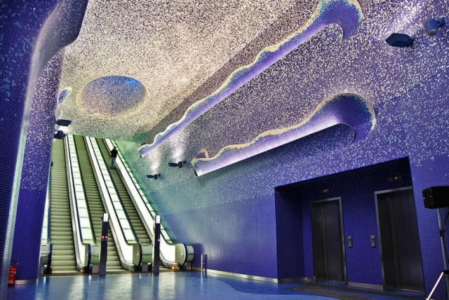 schody ruchome na peronie