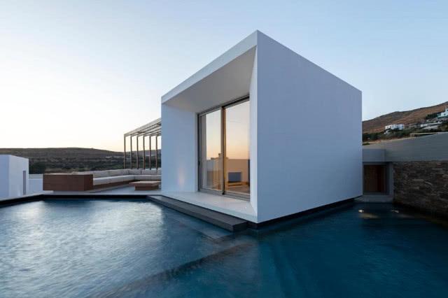 Pnoēs Tinos zdaje się unosić nad wodą.