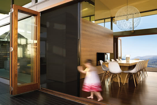 Zaciemniająca roleta lekko wysuwa się z...