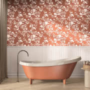 Łazienka w drewnie z żywą ścianą. Zieleń ociepla...