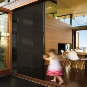 Zaciemniająca roleta lekko wysuwa się z...