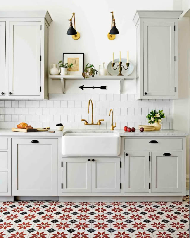 biała kuchnia z podłogą w brązową mozaikę