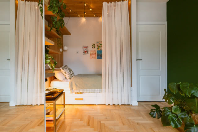 łóżko za zasłoną