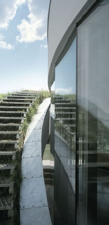 Dom OUTrialny. Kilkanaście kroków w górę...