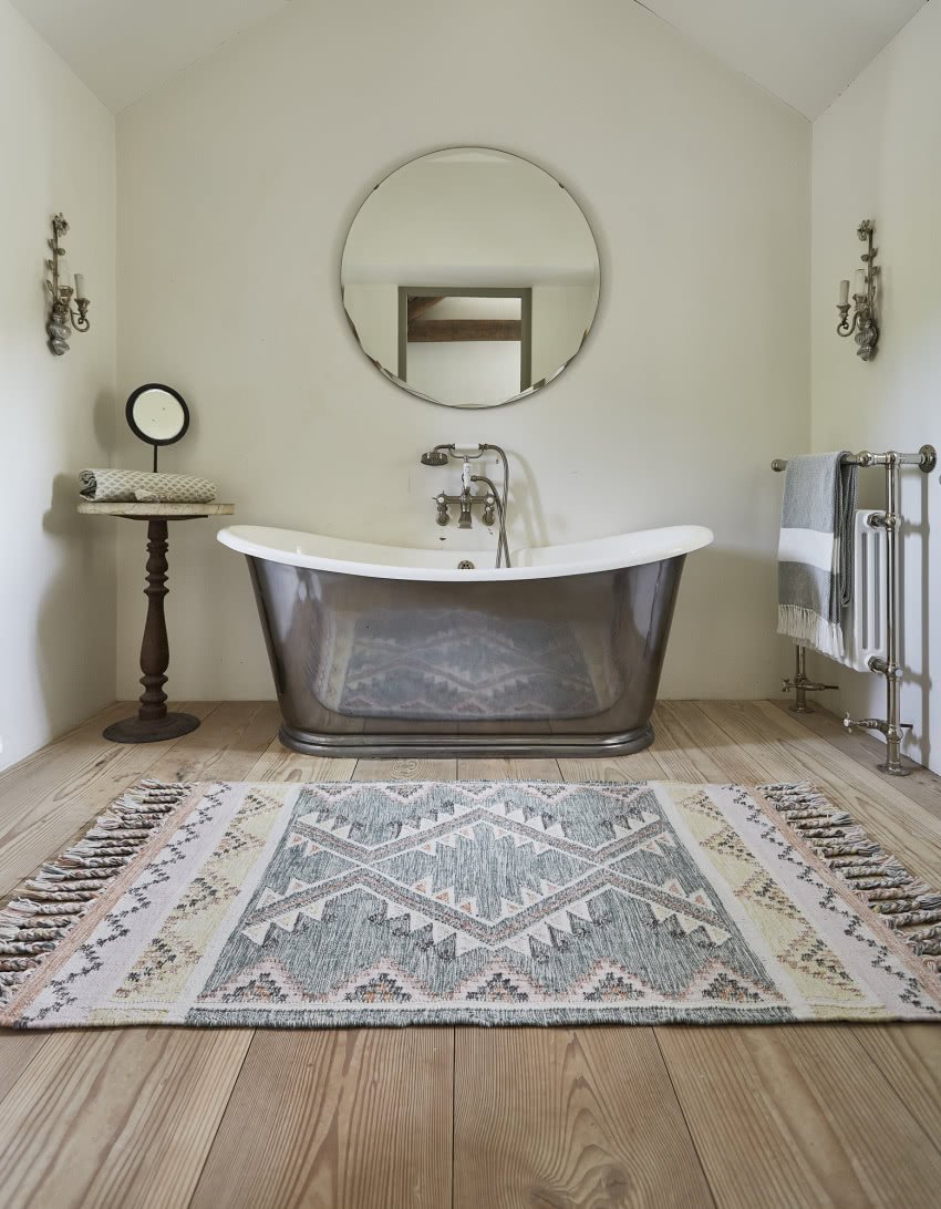 To wnętrze, z dywanem na drewnianej podłodze,...