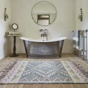 Łazienka w drewnie z żywą ścianą. Zieleń ociepla...