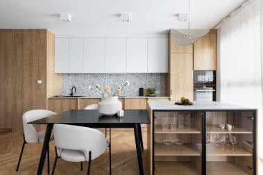 Kuchnia z salonem w kolorach ziemi - miło wracać do domu