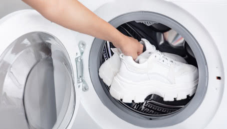 Dzięki temu rozwiązaniu za grosze białe trampki będą bielsze niż kiedykolwiek!