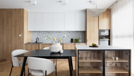 Kuchnia z salonem w kolorach ziemi - miło wracać do domu