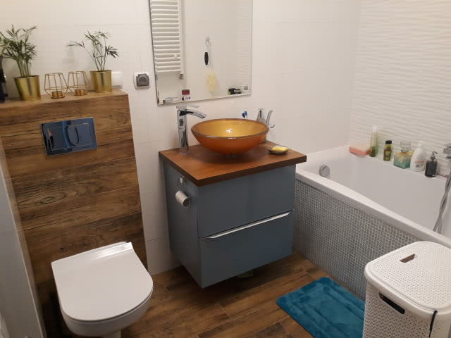 Łazienka w bieli i drewnie