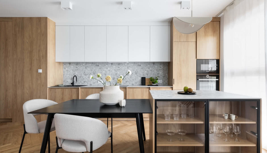 Kuchnia z salonem w kolorach ziemi - miło wracać do domu