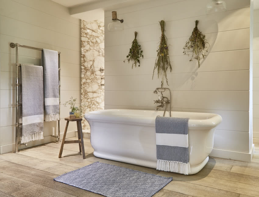 W łazience w stylu rustykalnym koniecznie trzeba...