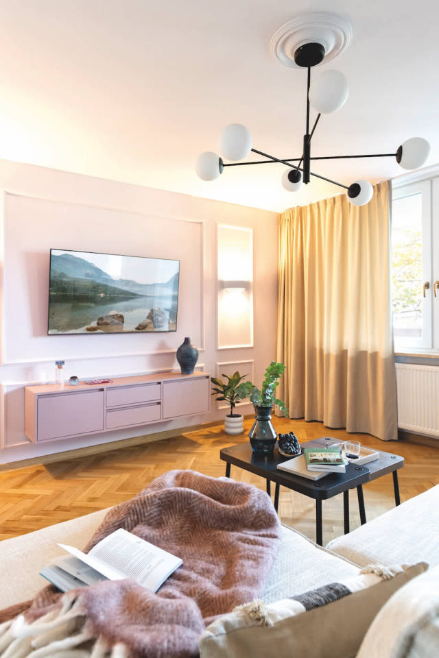 sztukaterie na ścianie w salonie