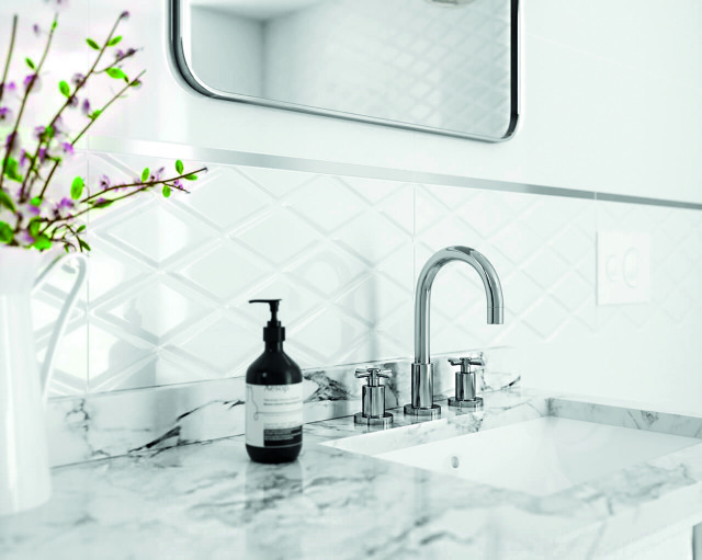 Ta elegancka łazienka prezentuje kolekcję Moonlight od polskiego producenta płytek Paradyż.