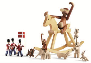 Drewniana małpka zabawka