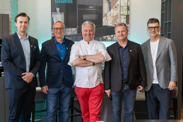 Uczestnicy premiery pierwszej na świecie szuflady do gotowania na parze Siemens podczas wydarzenia w restauracji N31 w Warszawie.