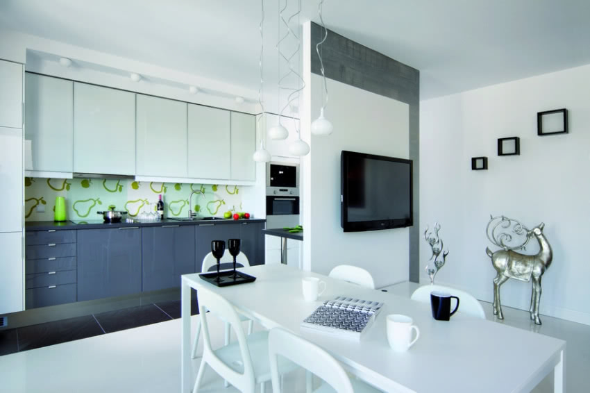 Kuchnię od salonu częściowo odgradza ceglana...