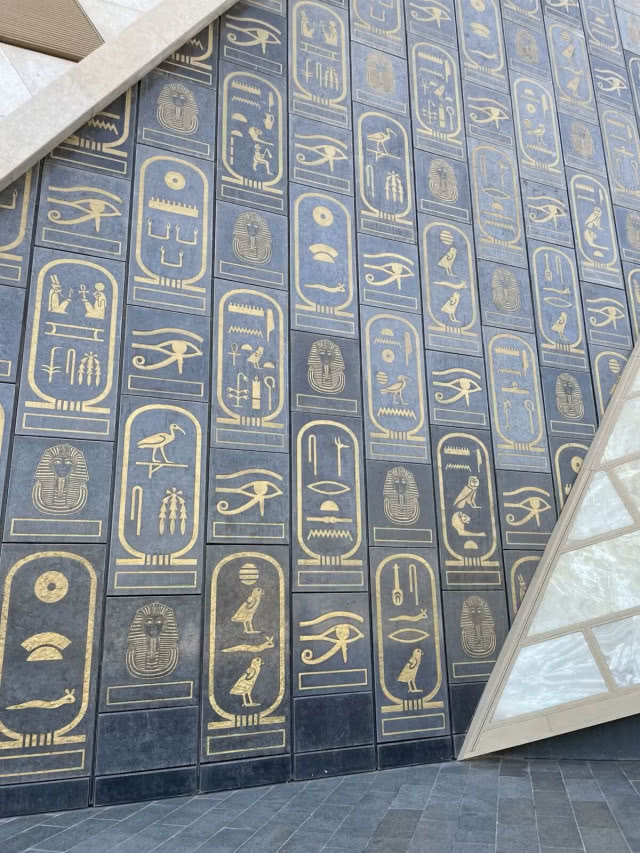 Fasada Wielkiego Muzeum w Gizie pokryta hieroglifami.