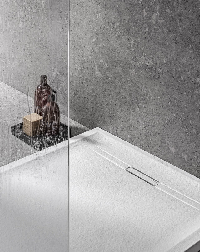 Subtelne kontury na powierzchni brodzika sprawiają, że Geberit Sestra idealnie imituje naturalny kamień  
i zabezpiecza przed poślizgnięciem się pod prysznicem. Odpowiada za to solidny, odporny na uszkodzenia materiał, z jakiego go wykonano: przyjemnie ciepła w dotyku mieszanka mineralnego proszku i syntetycznej żywicy. www.geberit.pl 