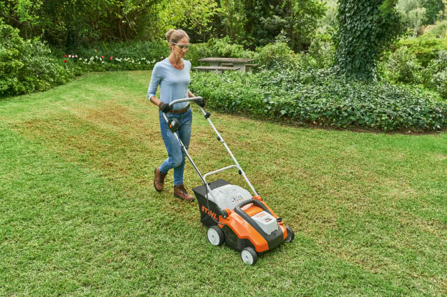 Kompaktowy wertykulator akumulatorowy STIHL RLA 240 z wałkiem aeracyjnym