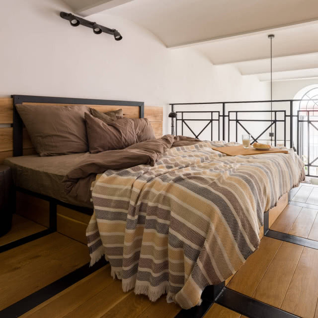 łóżko na antresoli