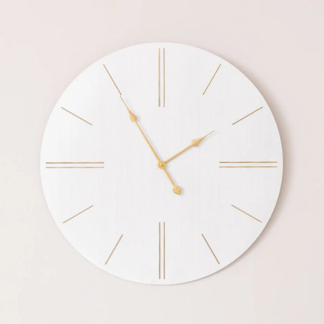 biały zegar kuchenny ze złotymi wskazówkami