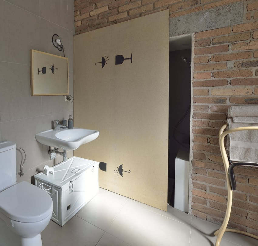 Łazienka - za tymczasową przesłoną, we wnęce w...