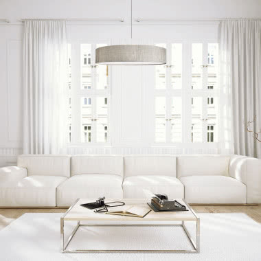 oświetlenie sufitowe, biała kanapa, biały dywan, stolik kawowy, białe zasłony, drewniana podłoga