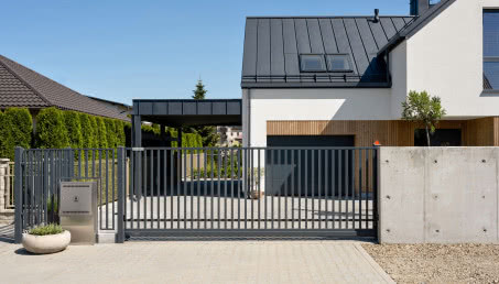 Ogrodzenia, które przyciągają wzrok - przegląd najmodniejszych rozwiązań 2025