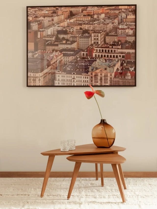 dwa stoliki wsunięte jeden pod drugi