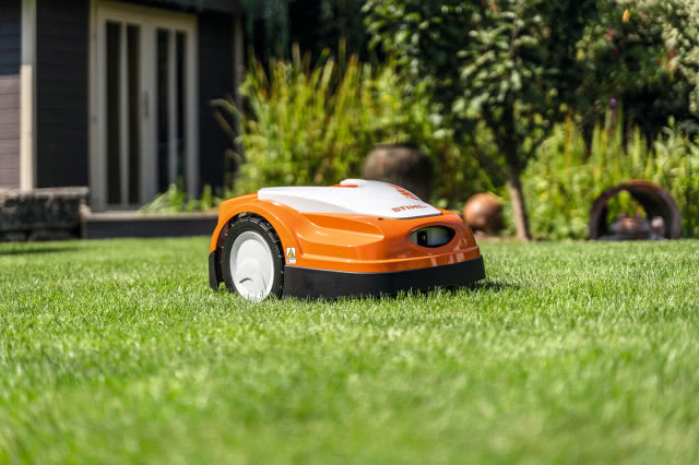 Robot koszący STIHL iMow® RMI 422 PC z obsługą przez aplikację