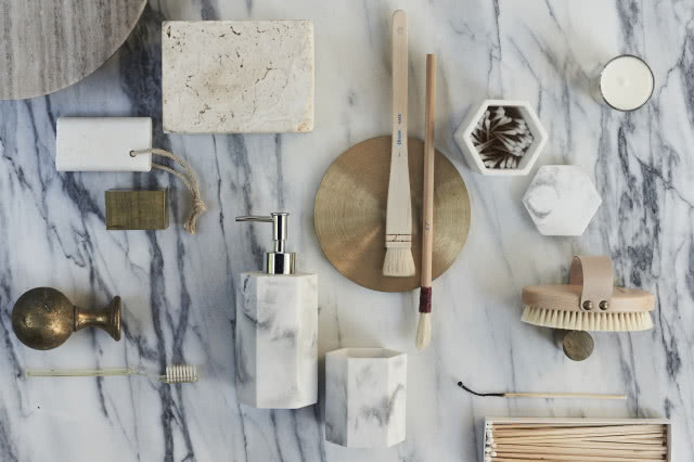 Natura luksusu - łazienka w drewnie, złocie czy kamieniu?