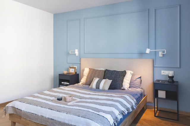 Niebieskie ściany w sypialni i meble IKEA