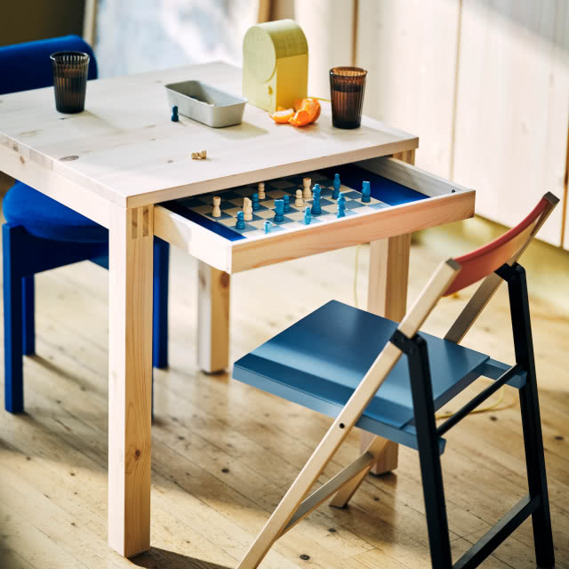 stolik z szufladą IKEA drewniany
