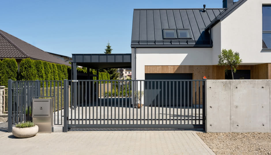 Ogrodzenia, które przyciągają wzrok - przegląd najmodniejszych rozwiązań 2025