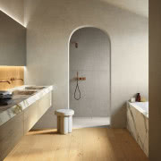 Łazienka w drewnie z żywą ścianą. Zieleń ociepla...