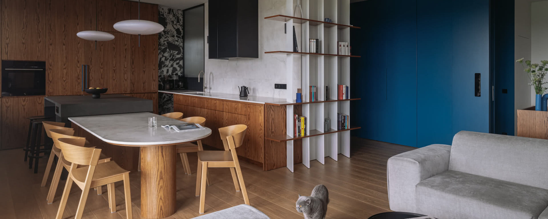 Mieszkanie z niebieskim kubikiem. Między cieniem a światłem