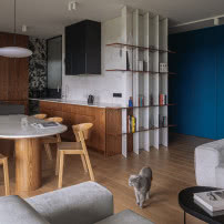 Mieszkanie z niebieskim kubikiem. Między cieniem a światłem