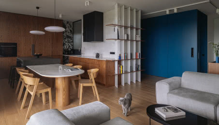 Mieszkanie z niebieskim kubikiem. Między cieniem a światłem