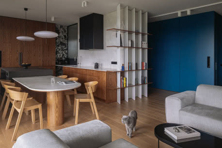Mieszkanie z niebieskim kubikiem. Między cieniem a światłem