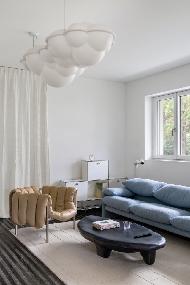 salon z niebieską sofą