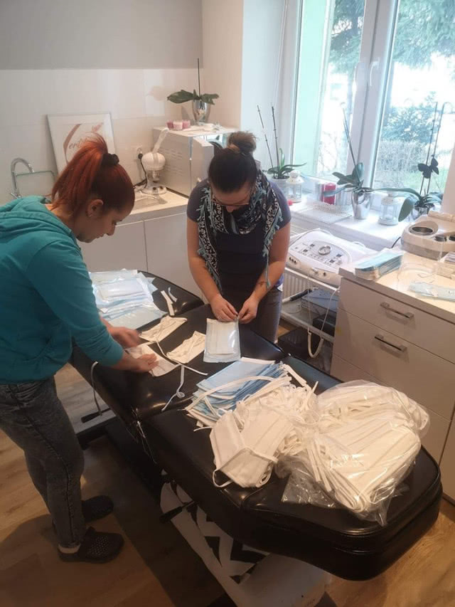 Pracownicy My Alpaca podczas przygotowywania maseczek.