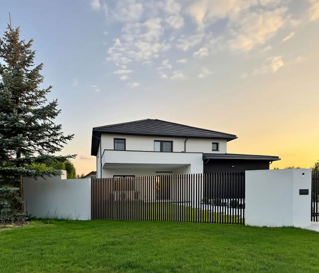 Konstrukcja bez widocznych słupów to kwintesencja minimalizmu – ogrodzenie INFINITY od WIŚNIOWSKI.