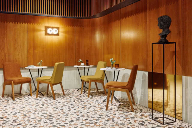 krzesła przy stolikach w kawiarni