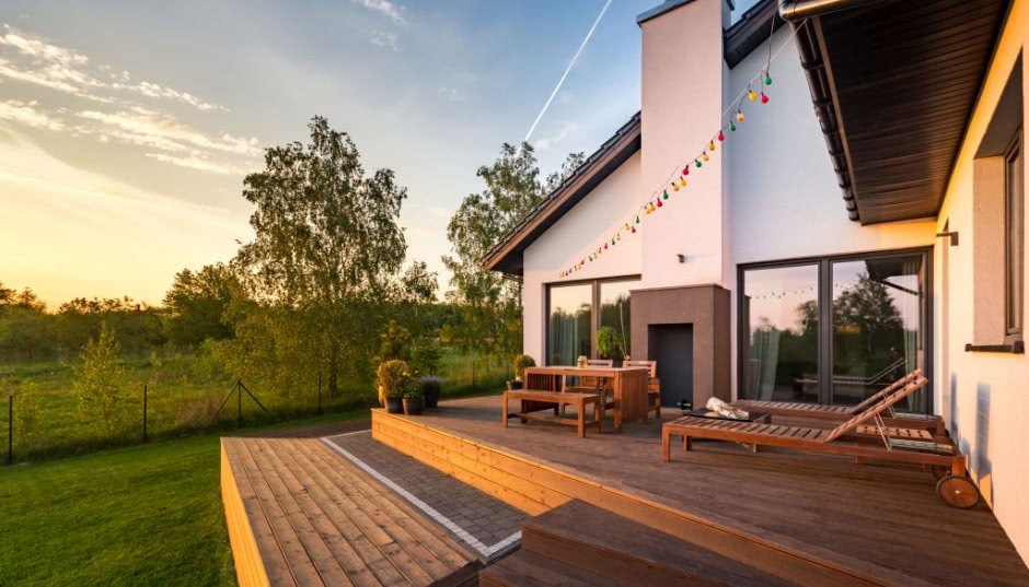 DIY - jak samodzielnie i niskim kosztem zbudować taras z desek?