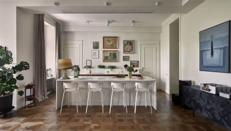 Mieszkanie w modernistycznej kamienicy. Wnętrze pełne koloru, oryginalnych mebli i zaskakujących połączeń