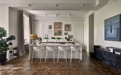 Mieszkanie w modernistycznej kamienicy. Wnętrze pełne koloru, oryginalnych mebli i zaskakujących połączeń