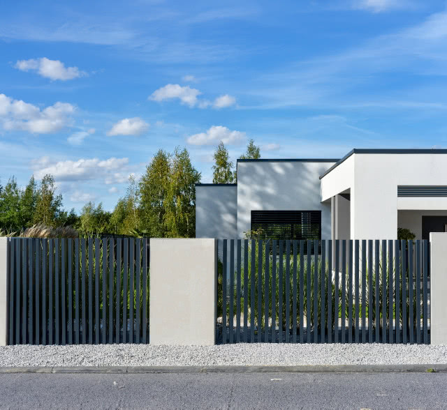 Konstrukcja bez widocznych słupów to kwintesencja minimalizmu – ogrodzenie INFINITY od WIŚNIOWSKI.